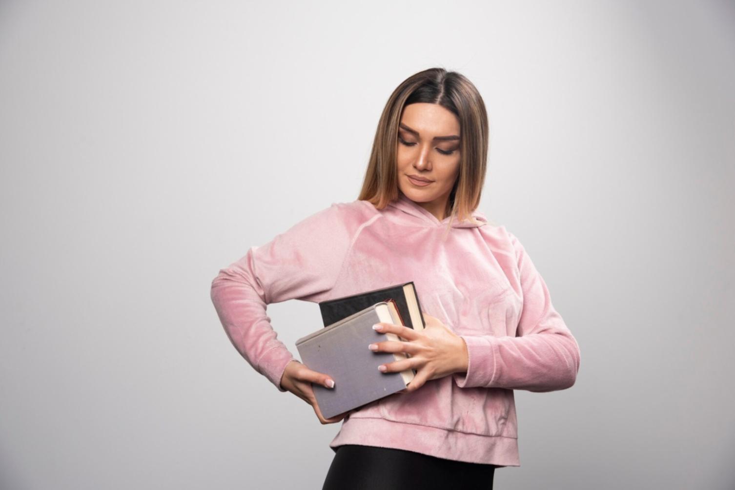 Professionelle Arbeitsumgebung mit Dokumenten und Finanzanalysen